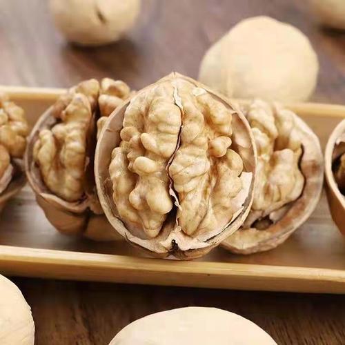 Wholesale and dropshipping of 500g Xinjiang paper-thin peeled roasted walnuts, hand-peeled spicy five-spice herbal-flavored thin-skinned roasted walnuts