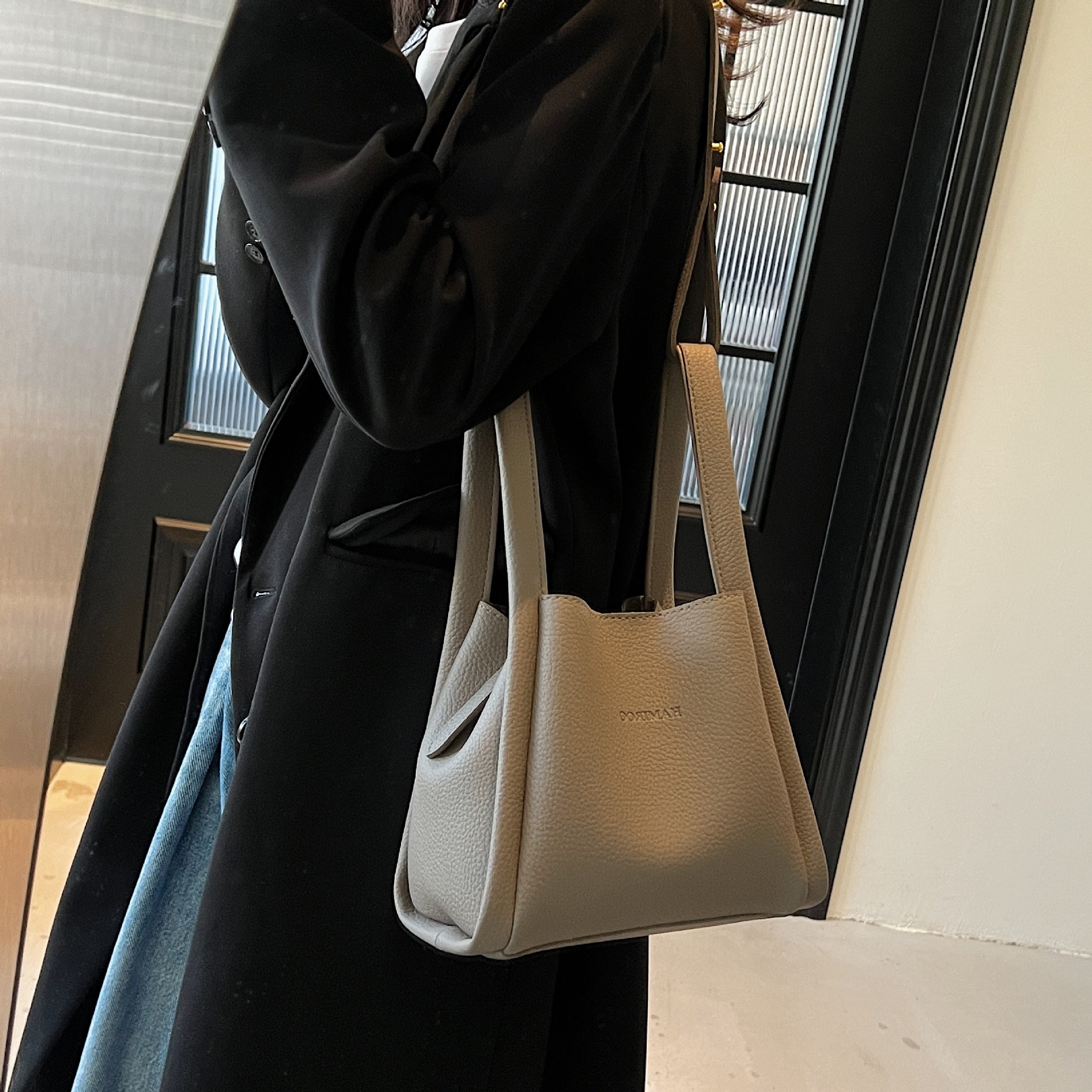 Bolsos de moda de nicho retro para mujer 2025 verano nuevo bolso de mensajero bolso de cubo de moda de alta gama bolso de hombro