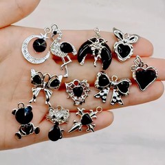 暗黒シリーズの蝶の愛の合金はダイヤモンドのペンダントを入れます。