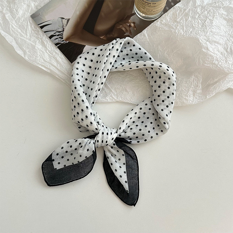 El marco es denso y el punto es blanco.