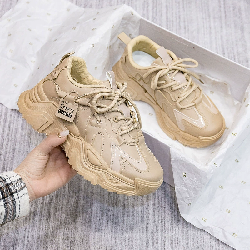 Туфли для папы на толстой подошве для женщин 2023 осенне-зимние новые подходящие ко всему приталенные повседневные увеличенные Супер Горячие кроссовки для похудения женские