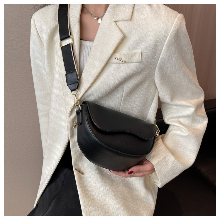 Damen 2024 Neue Mode Vielseitige Kleine Quadratische Hochwertige Internet Celebrity Live Broadcast Unterarm Satteltasche_voghion.com