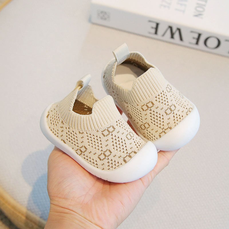 Zapatos de bebé zapatos de bebé de suela blanda zapatos deportivos antideslizantes transpirables de todo fósforo primavera y otoño nuevos zapatos de moda para niños al por mayor