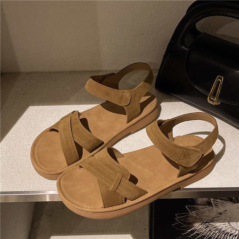 2025 primavera y verano nuevas sandalias de tendón de tauro para mujeres sandalias casuales cómodas velcro tacones bajos zapatos romanos suaves al por mayor