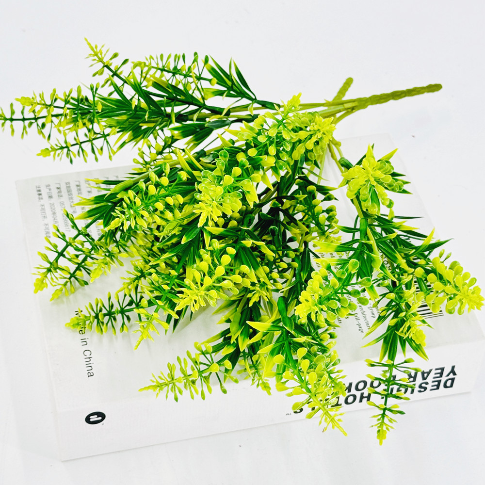 6 pagoda de pino tenedor verde hierba