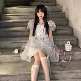 夏季法式茶歇气质收腰碎花连衣裙泡泡袖在逃公主蓬蓬短裙女小个子