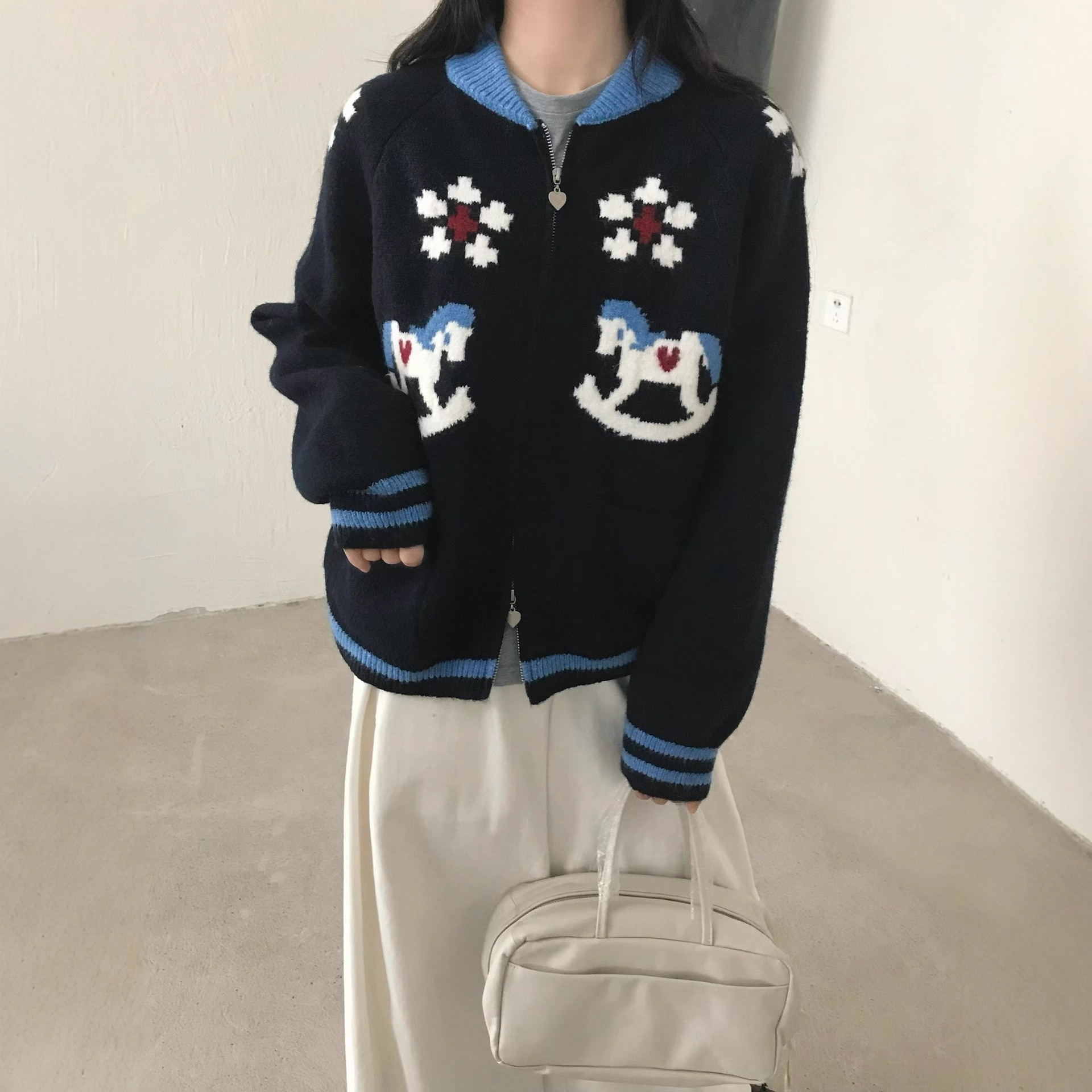 韩版拼色小众圆领针织开衫女秋冬新款卡通小马提花拉链设计感毛衣