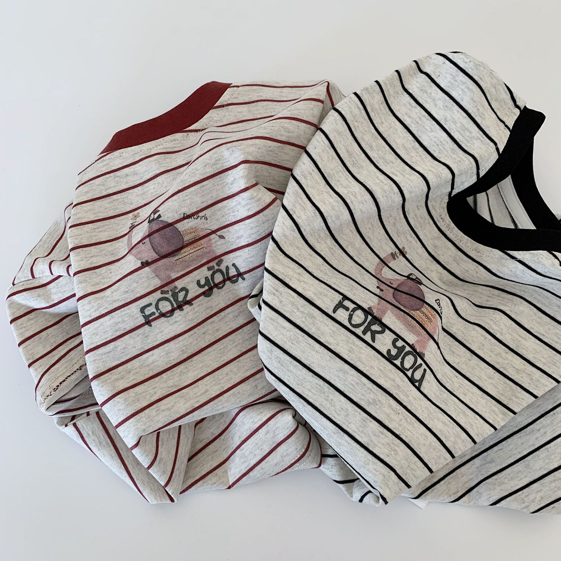 Camiseta a rayas de manga corta para niños Maibao 2025 verano nuevo estilo niño coreano verano niño niño medio manga superior al por mayor