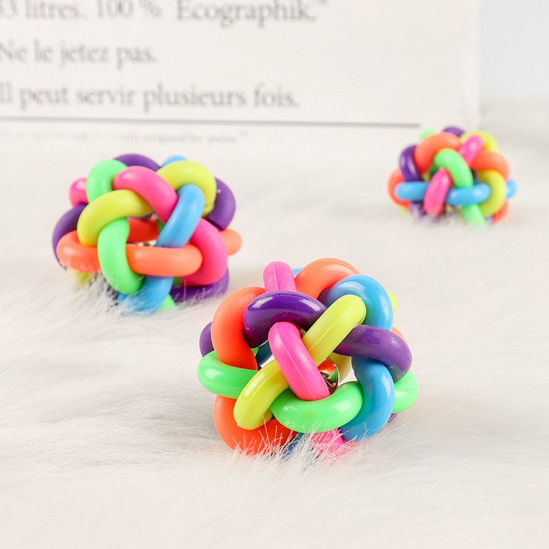 Juguete para mascotas colorido campana tejida bola juguete para mascotas campana bola Arco Iris goma bola para mascotas en stock al por mayor