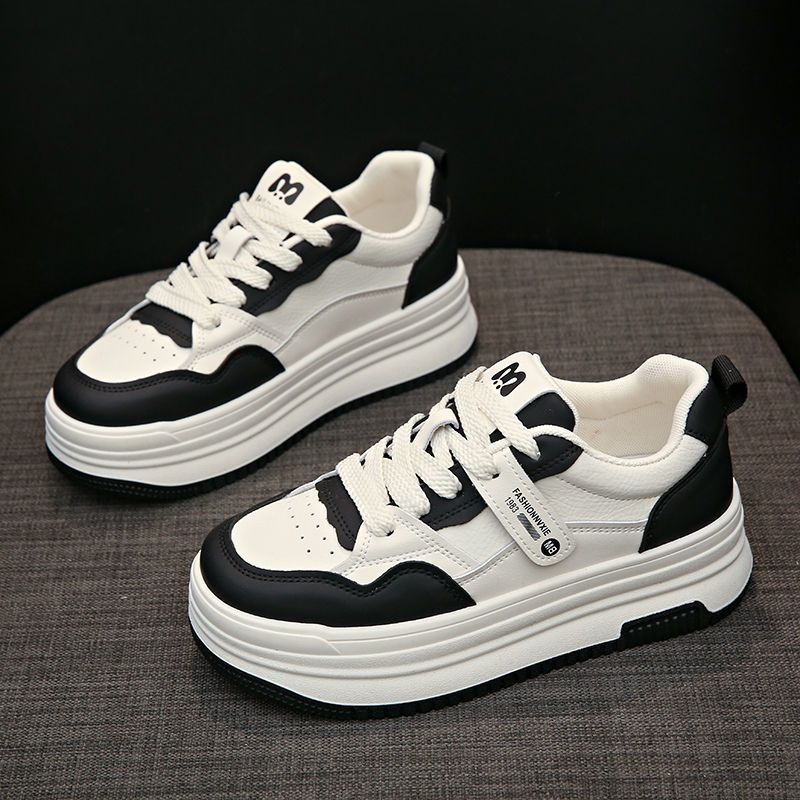 Zapatos de skate para mujeres 2024 nuevos zapatos de muffin de soleas gruesas de otoño todos los tipos de deportes casuales Panda nicho explosivo zapatos blancos pequeños