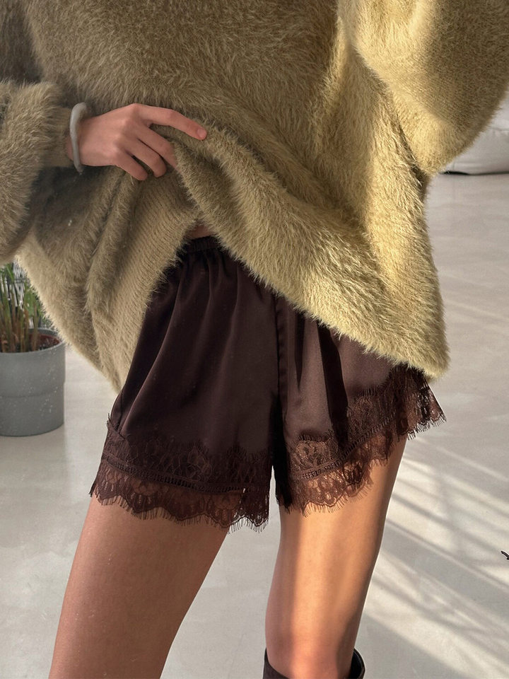 Quần short nữ satin phối ren dáng rộng lưng thun mặc ngoài — Màu nâu đậm