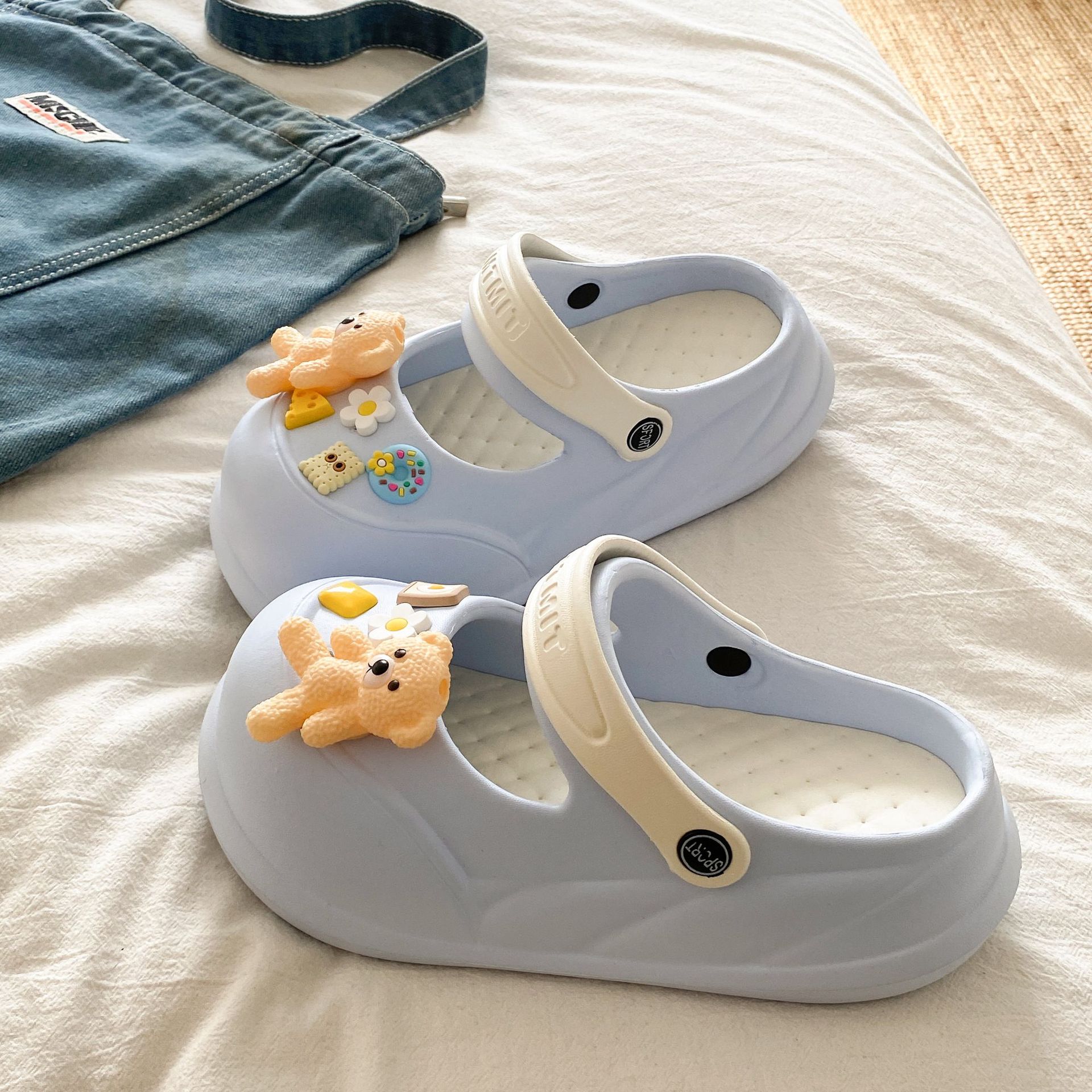 파란색과 흰색 노란색 곰 슈트