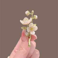 文芸グリーンジャスミンブローチ植物花真珠ブローチレトロ気質スーツ防走光ピンアクセサリー