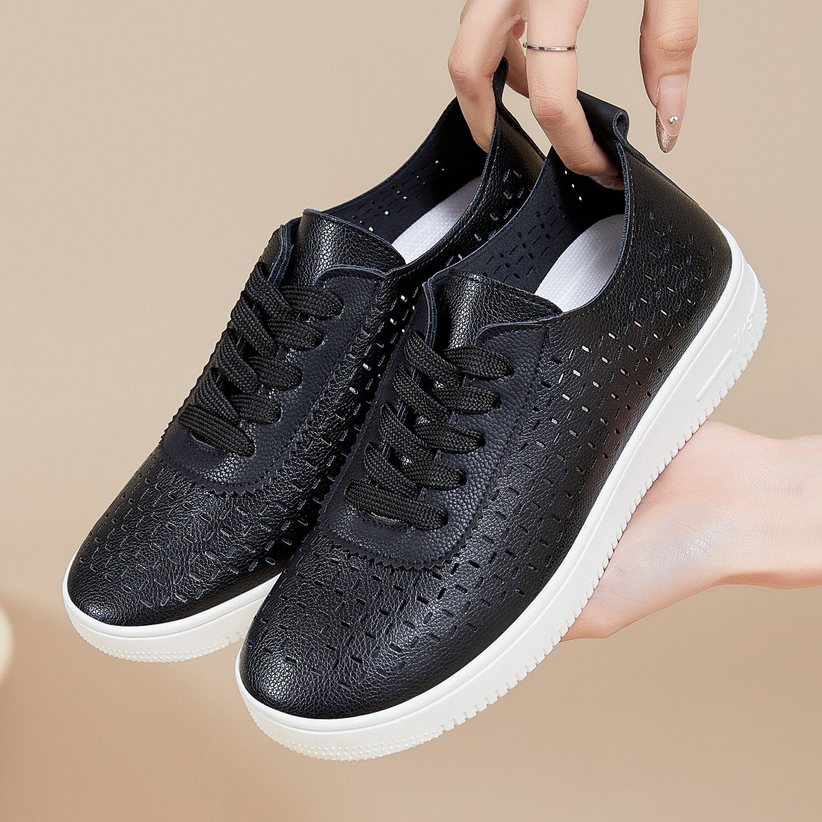 Zapatos de mujer de verano coreano ultra delgados zapatos blancos transpirables suelos suaves cómodos zapatos casuales zapatos de skate cómodos zapatos individuales