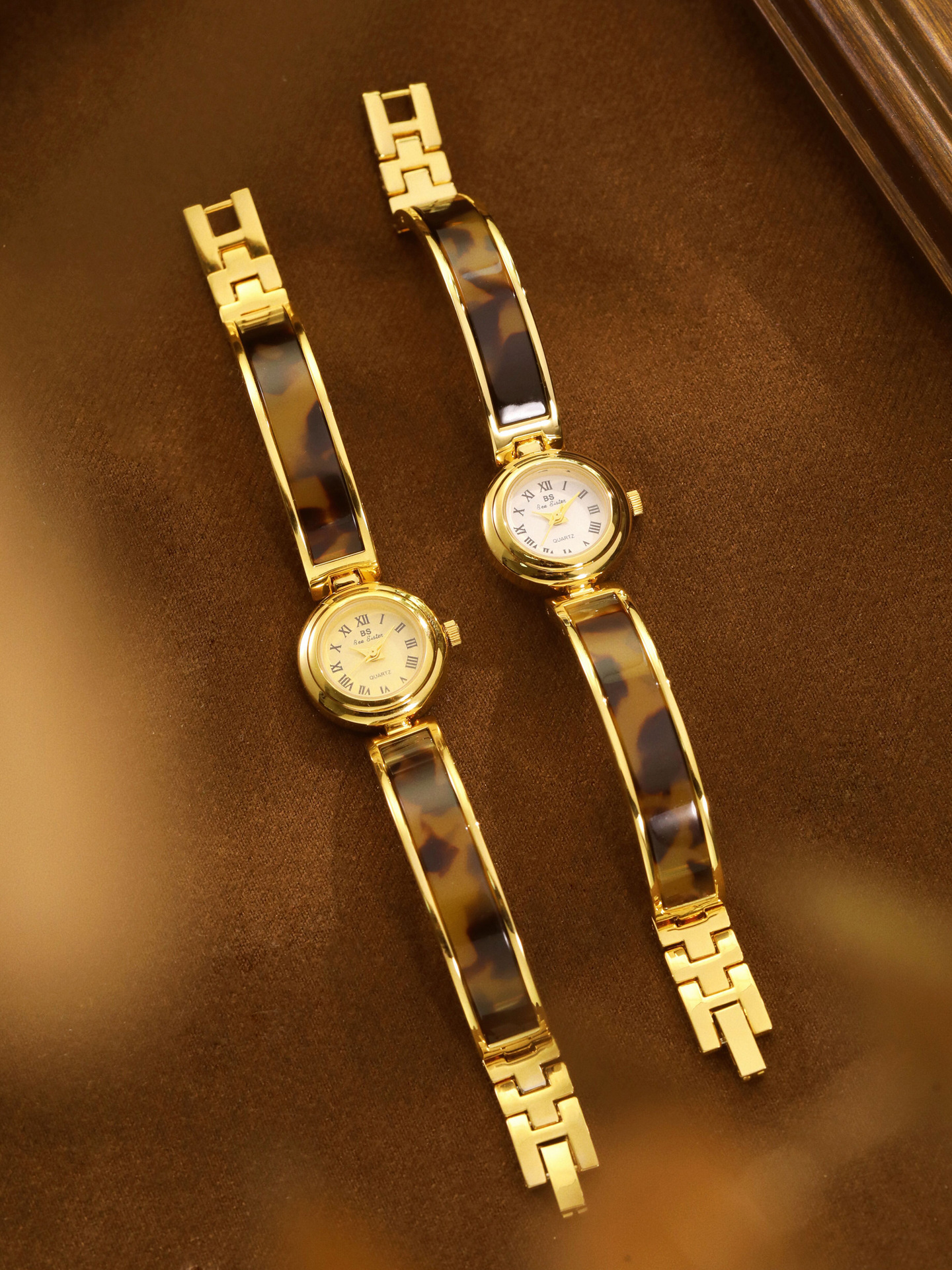 Simple Style Classic Style Solid Color Jewelry Buckle Quartz Watch Women's Watches display picture 1