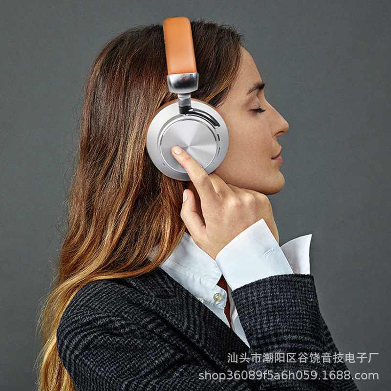 Foreign Trade Ultra-High Bass Over-Ear Stylish and Simple Bluetooth Headphones with Hifi Sound Quality for Clearer Listening Foreign Trade Ultra-High Bass Over-Ear Stylish and Simple Bluetooth Headphones with Hifi Sound Quality for Clearer Listening