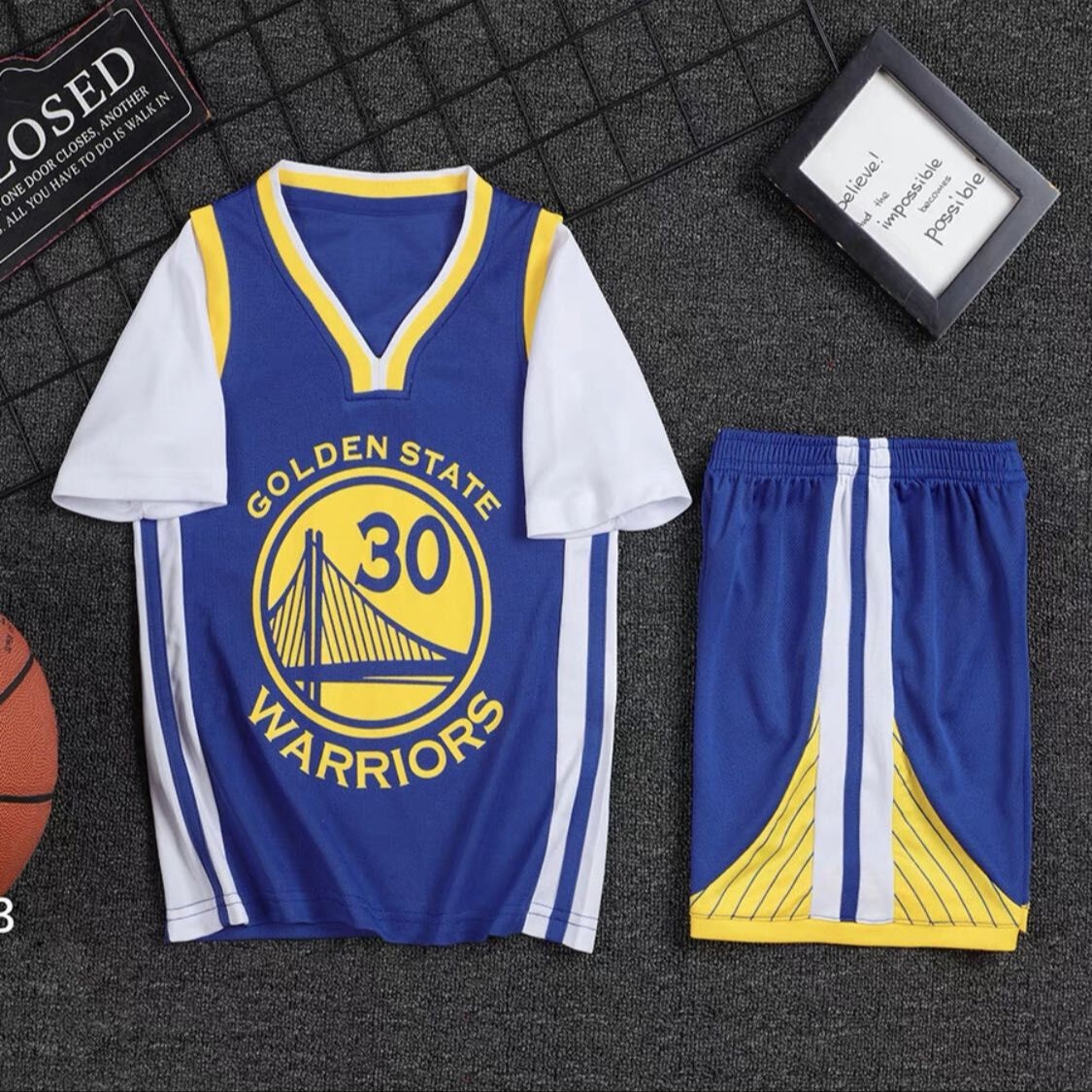 Uniforme de baloncesto de verano, traje deportivo, estilo coreano para hombres, falso de dos piezas, de manga corta de cinco puntos, pantalones cortos rectos de todo fósforo, traje de dos piezas