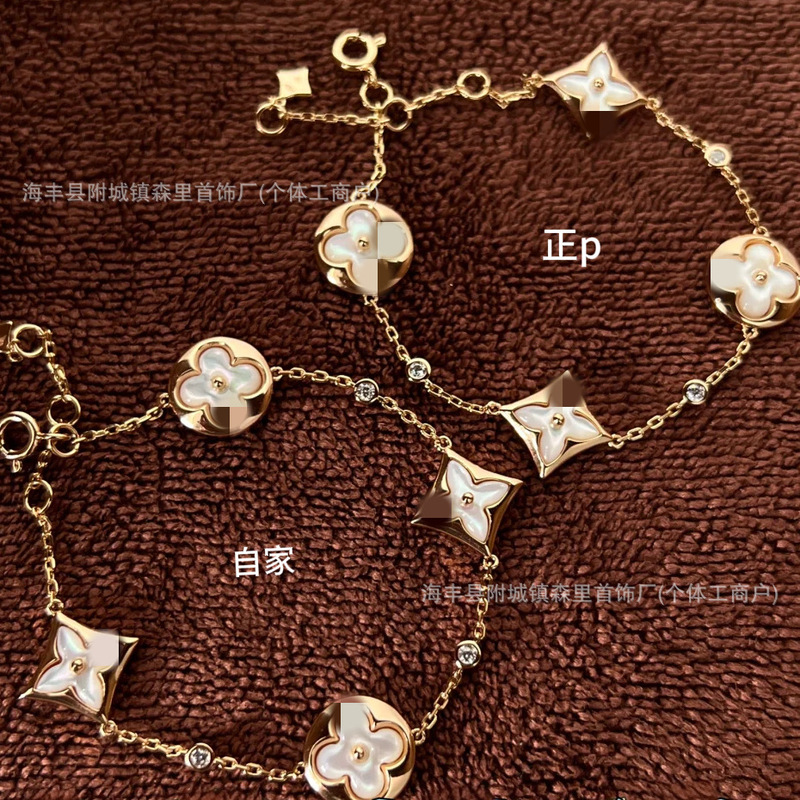 V-Gold Donkey Bracelet with Four-Leaf Clover, Four-Flower, Five-Flower Design, Diamond-Shaped Rose Gold, White Mother-Of-Pearl Jewelry, Fashionable for Commuting V-Gold Donkey Bracelet with Four-Leaf Clover, Four-Flower, Five-Flower Design, Diamond-Shaped Rose Gold, White Mother-Of-Pearl Jewelry, Fashionable for Commuting