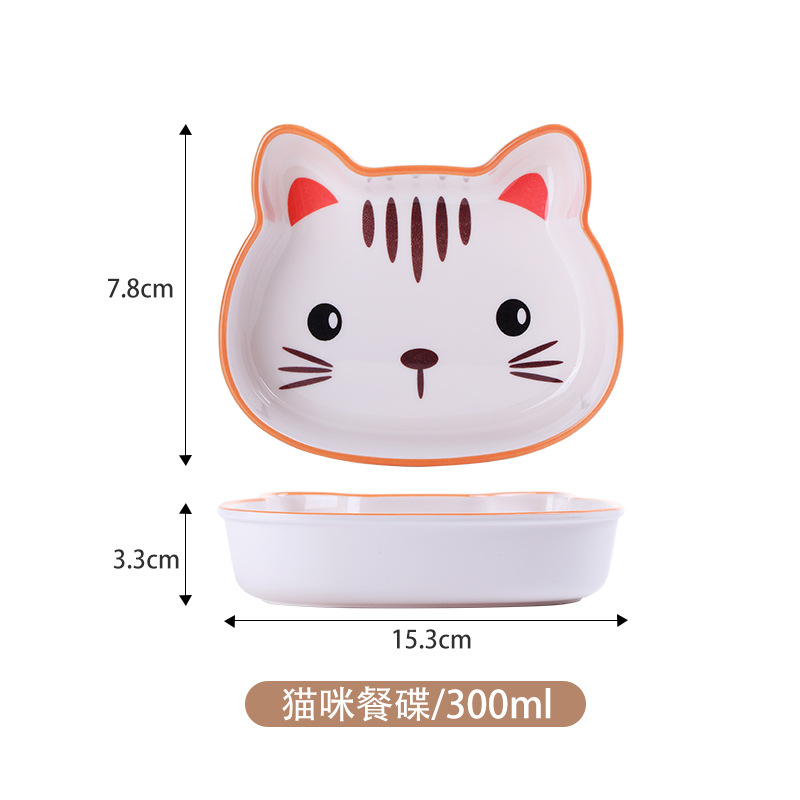 子供用食事皿専用の赤ちゃんが食事をしています。