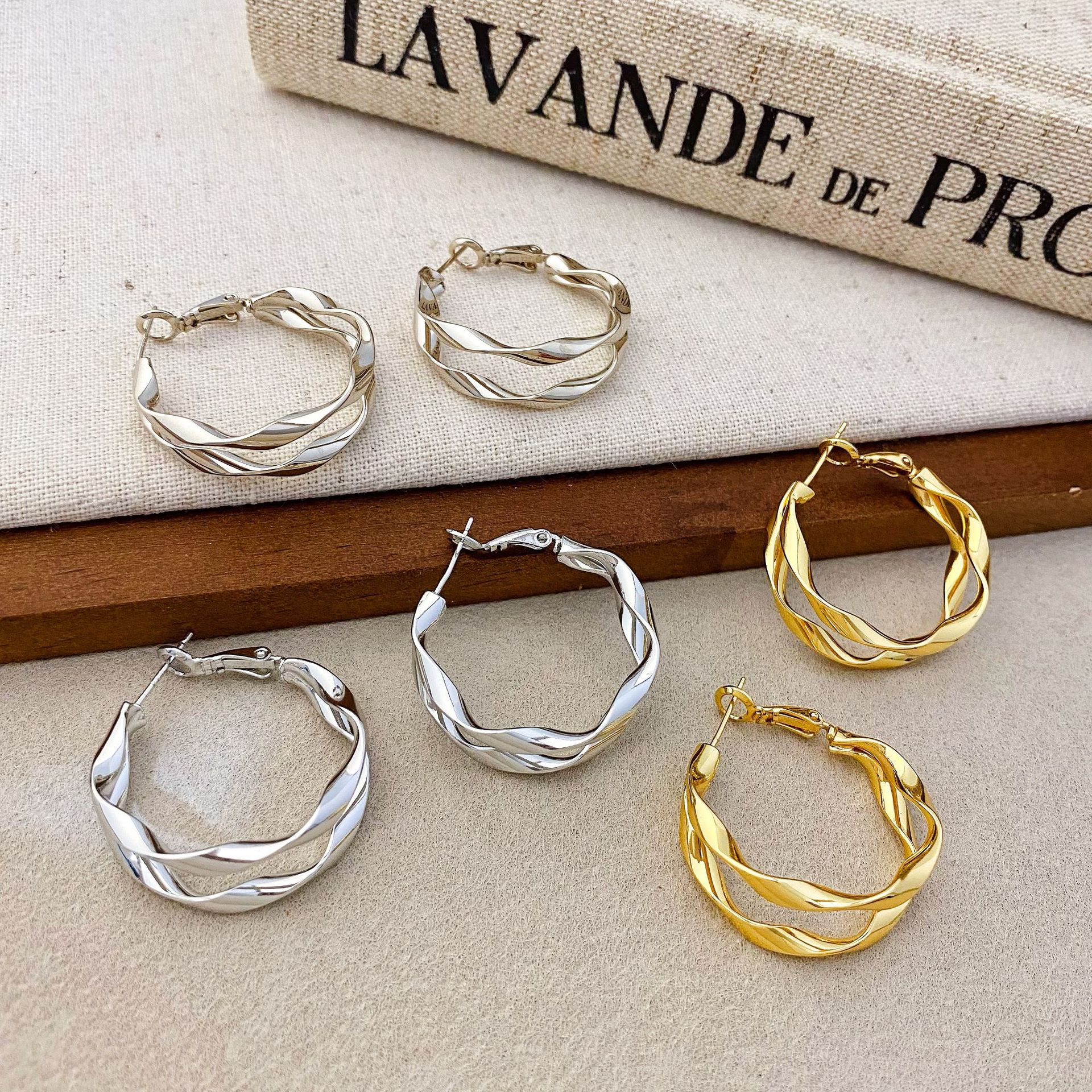 Copper-plated with real gold, European and American style, high-end double-layer twisted hoop earrings, new lightweight luxury fashion earrings, versatile and elegant, women's earrings