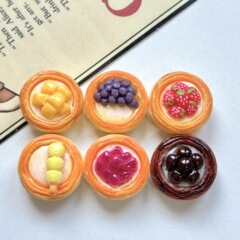微縮食は果物のタルト樹脂の部品のクリームゴムを遊びます。