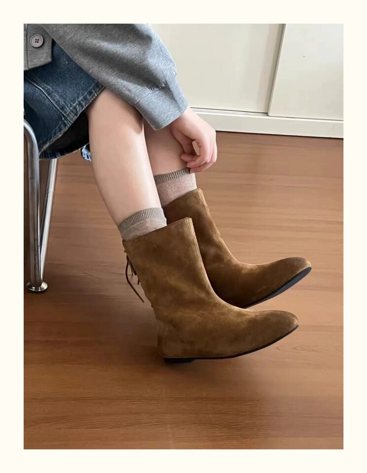 Bốt ngắn nữ da lộn mũi tròn buộc dây phía sau, đế bệt thoải mái — màu kaki, nâu sẫm chi tiết 3