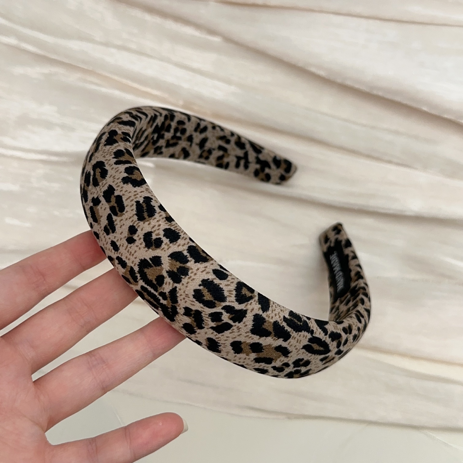 Bandeau imprimé léopard et chouchou pour coiffures élégantes_voghion.com