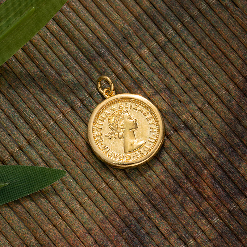 La exquisita sensación de la luna británica con seis peniques de amor moneda de suerte colgante de monedas retro de la reina