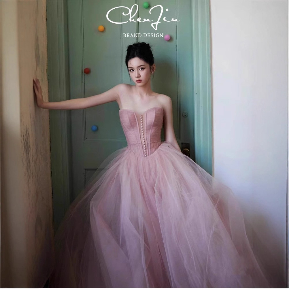 Pink Strapless Long Dress with a Cinched Waist and Puffy Skirt, Suitable for Annual Meetings and Hosting Events, with an Elegant and Graceful Vibe