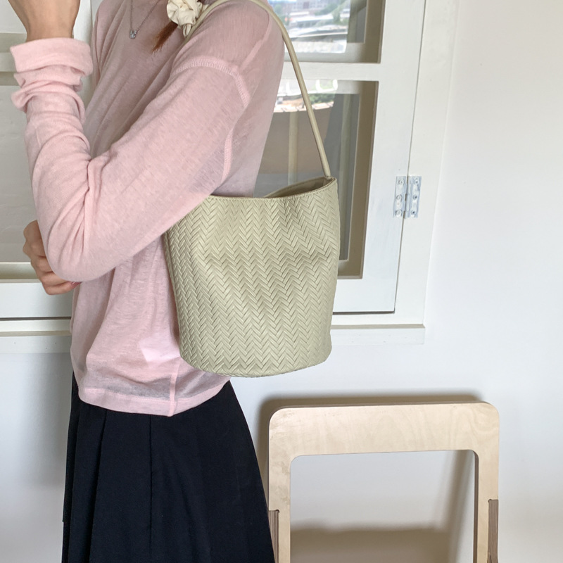 Bolso tejido de gran capacidad de moda bolso de moda 2025 nuevo bolso de cubo salvaje bolso de hombro simple bolso de axila