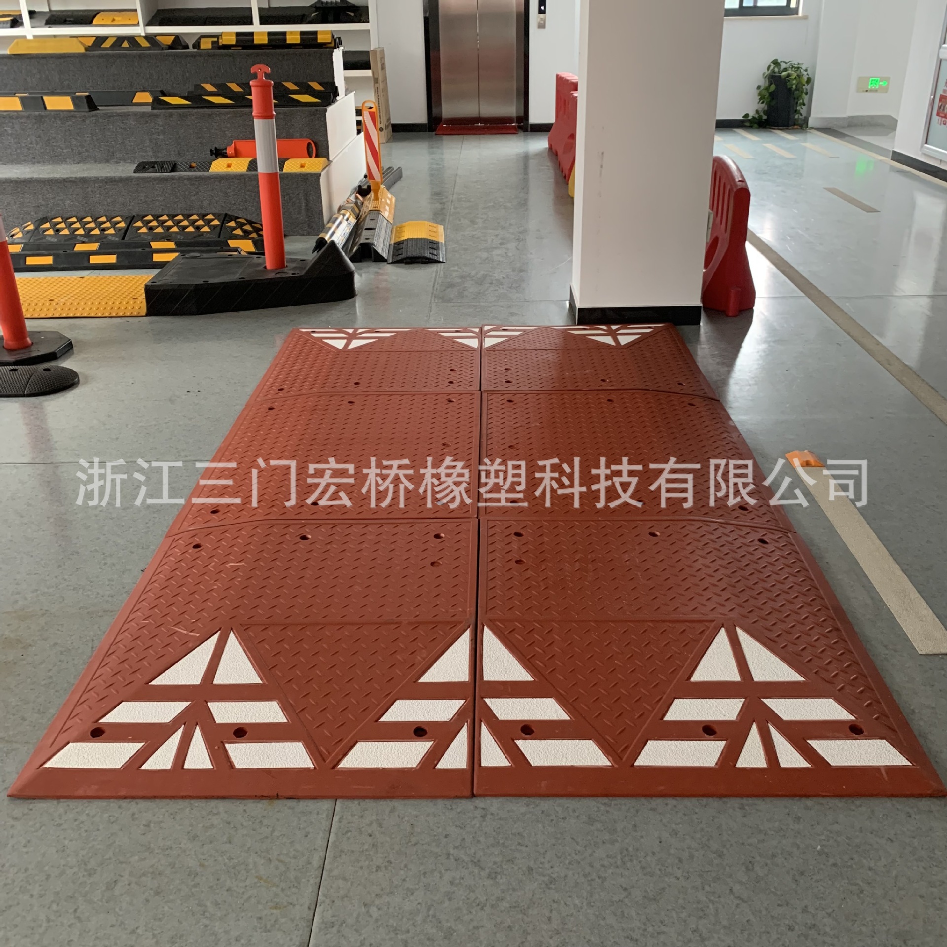 供应大型减速带减速垫