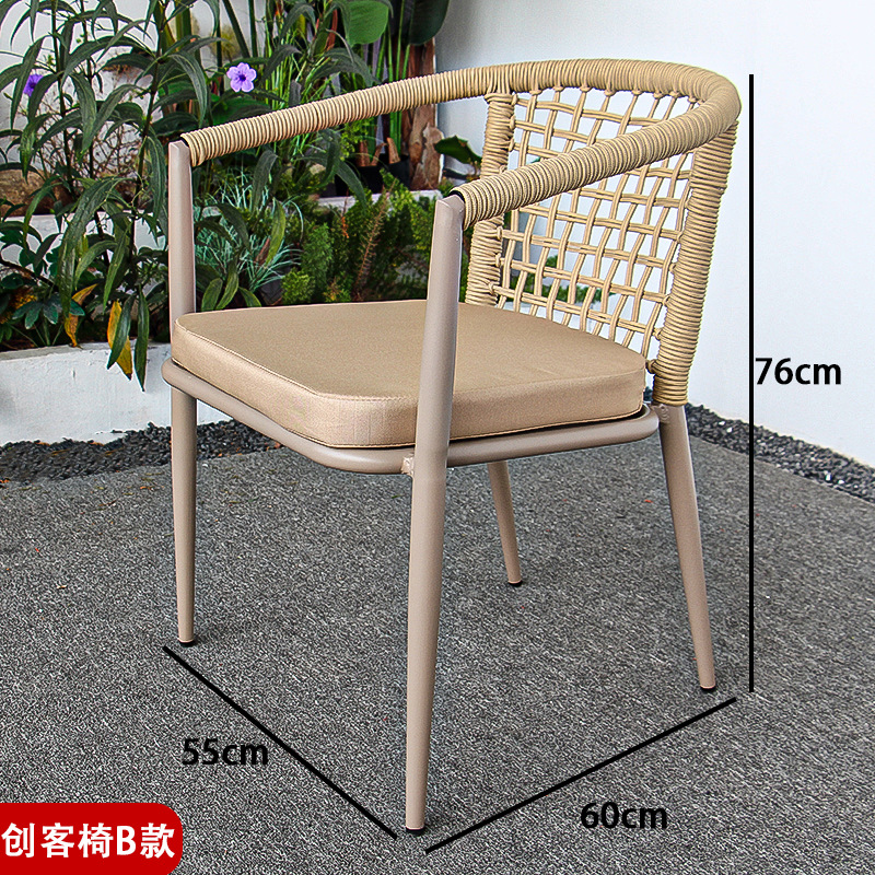 Mesas y sillas al aire libre nórdicas Patio de la villa Jardín Sillas de mimbre al aire libre Terraza de ocio Impermeable Protector solar Luz Lujo Mesas y sillas de alta gama