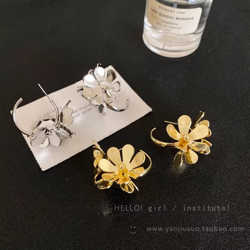 Orecchini a lobo fiore in argento per donna gioiello primavera_voghion.com