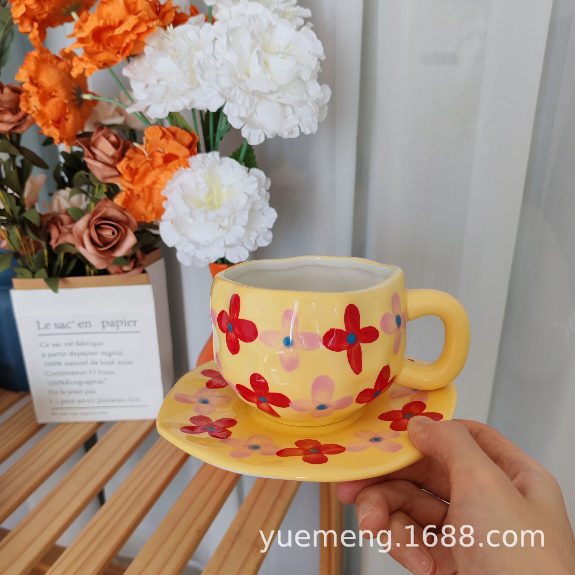 Taza de café de cerámica navideña irregular, linda taza con diseño de flores y corazones pintados a mano, juego de taza y platillo para té de la tarde