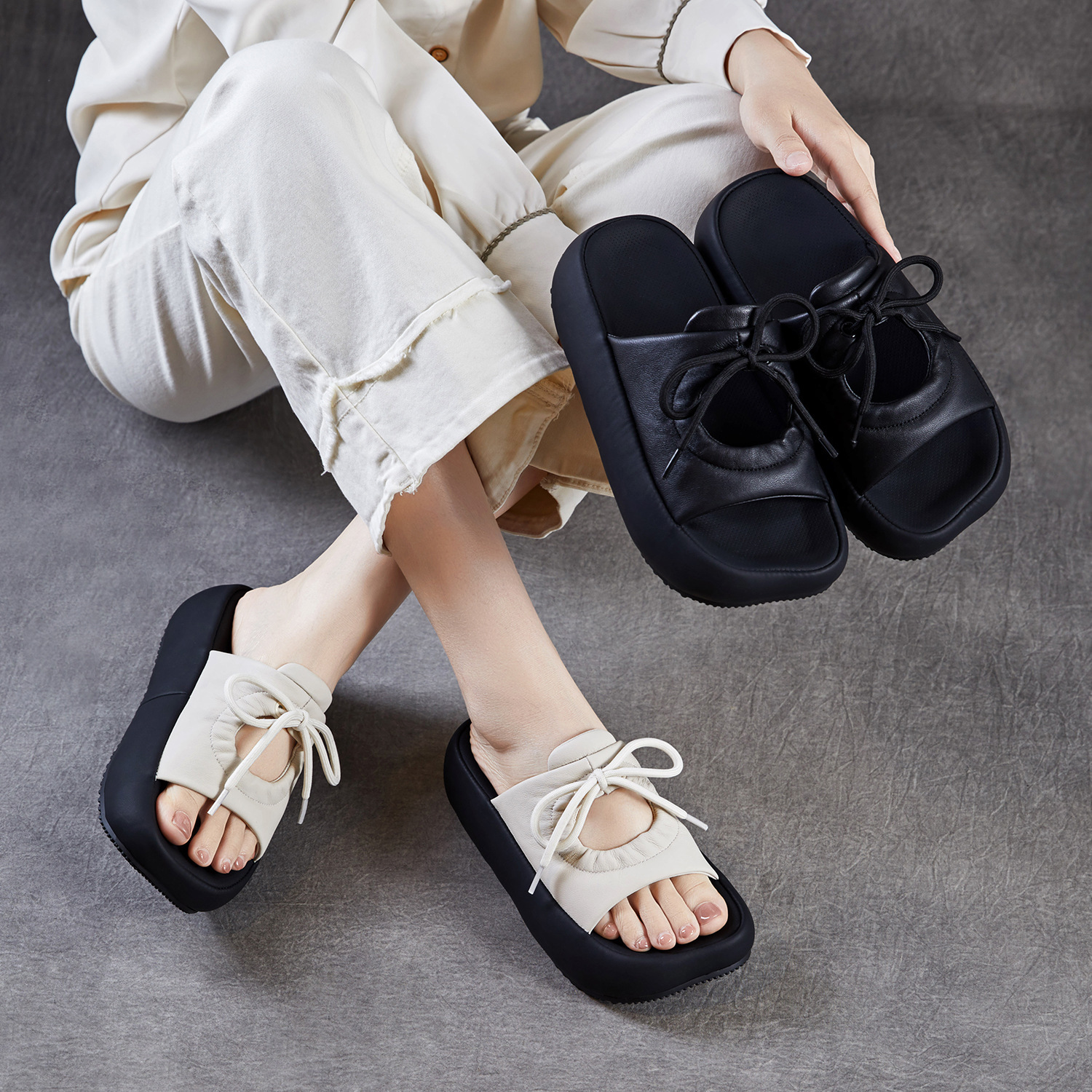 Dép sandal nữ quai chữ V đế dày phong cách Hàn Quốc, buộc dây hở mũi, form bánh mì — màu đen, trắng ngà