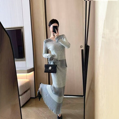 2025超火大方得体穿搭一整套灰色v领条纹针织半裙套装女秋季新款