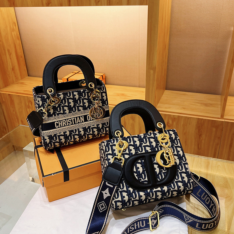 Cross-Border Princess Diana Bag Women's Handbag 2026 New High-End Texture Light Luxury Trendy Embroidered Crossbody Small Bag