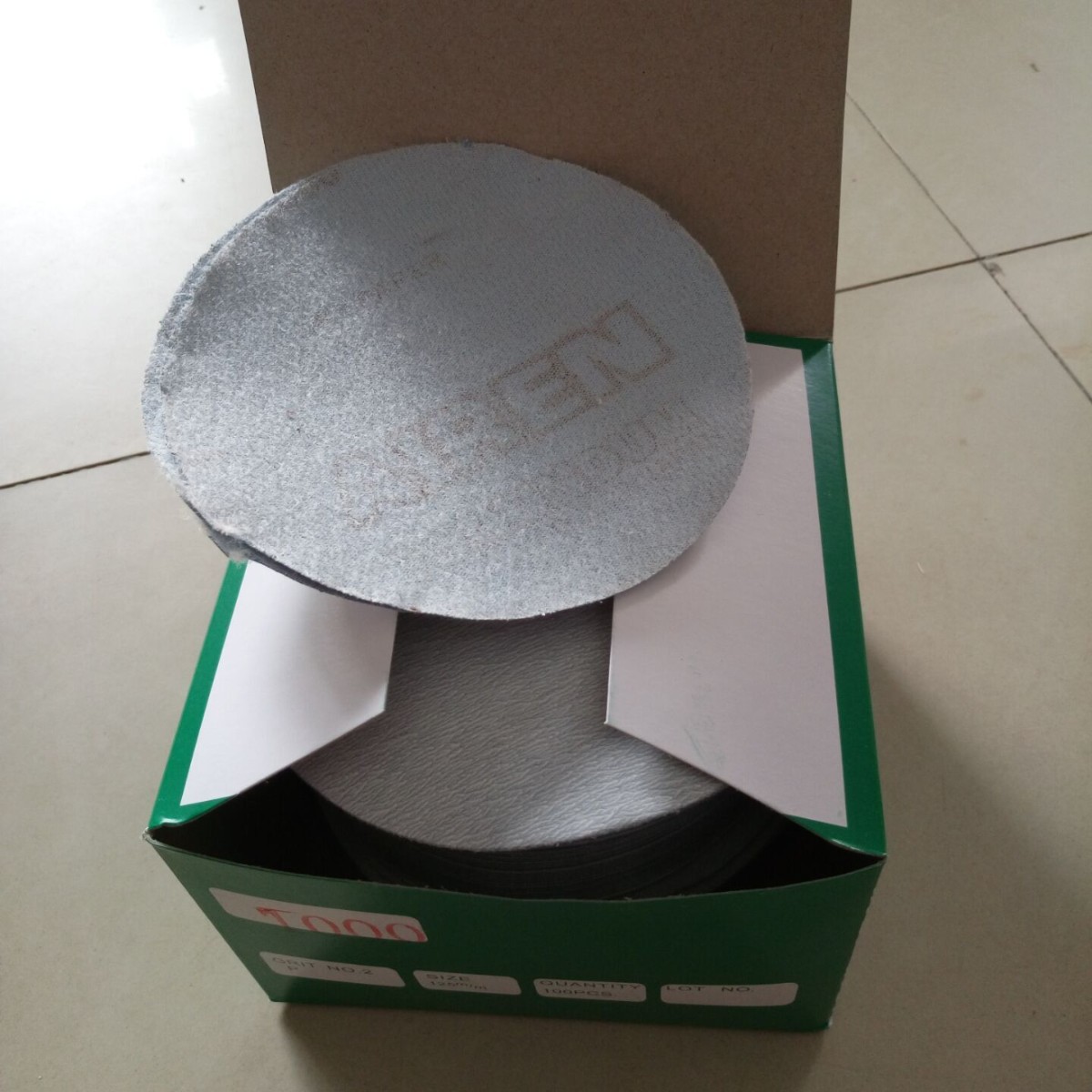 厂家供应 植绒白砂砂纸 家具五金油漆抛光打磨植绒砂纸 加工定 制