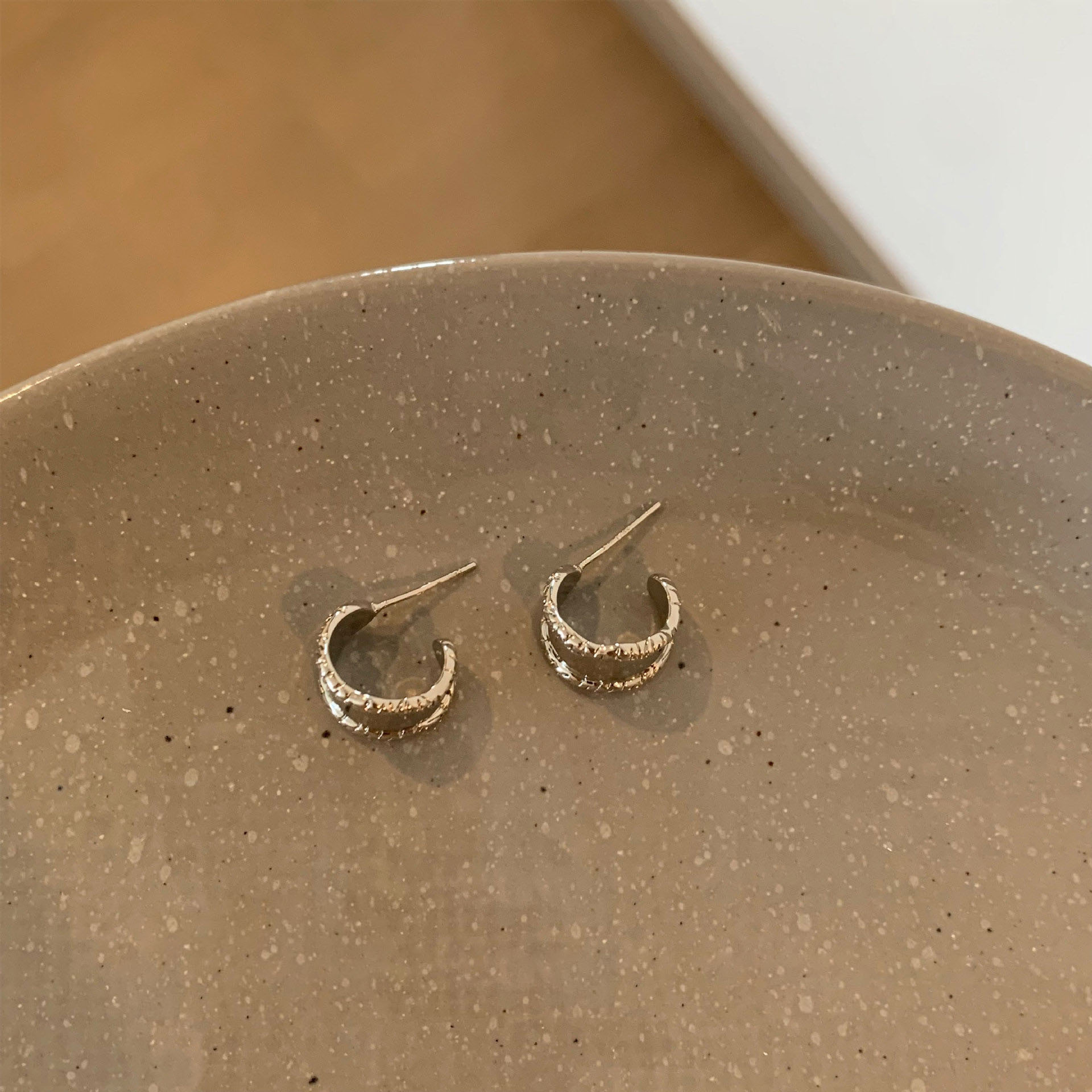 C-shaped metal cool style women in spring summer, new earrings for fashionable commuting, versatile, internet famous,_voghion.com