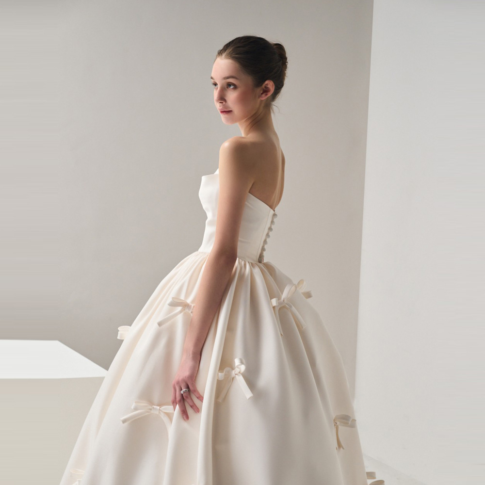 Französisches Satin-Brautkleid 2026: Schlichtes, trägerloses, figurschmeichelndes Prinzessinnenkleid mit Puffrock im Waldstil_voghion.com