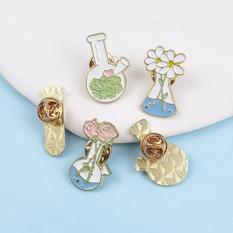 Serie de química creativa Broche Florero de dibujos animados Mochila Decoración Hebilla Personalidad Accesorios de insignia de aleación de todo fósforo