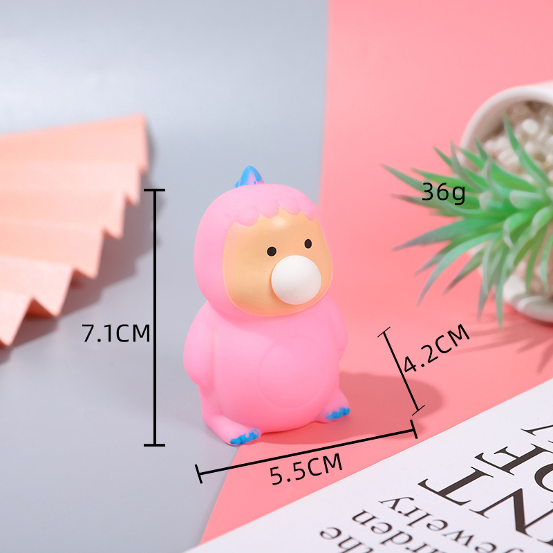 Juguete antiestrés de dibujos animados de niña apretando burbujas, juguete antiestrés de pequeño animal, gadget antiestrés de monstruo verde de Halloween.