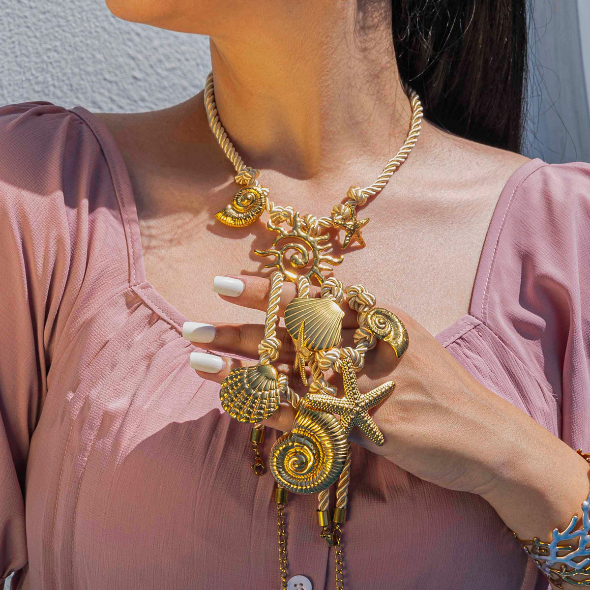 Taina acero inoxidable no se desvanece en Europa y América vacaciones marinas de viento conchas trenzadas collar de cuerda cruzada venta al por mayor caliente