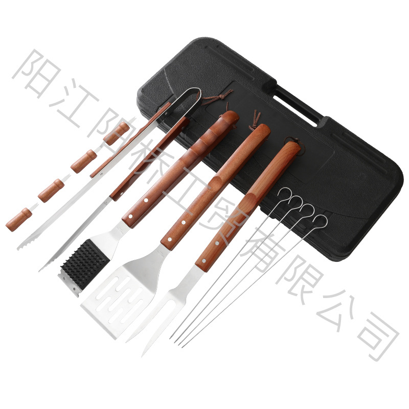 Spot Amazon Hot sale acero inoxidable parrilla al aire libre BBQ conjunto de caja de plástico parrilla herramientas de mango de madera conjunto completo