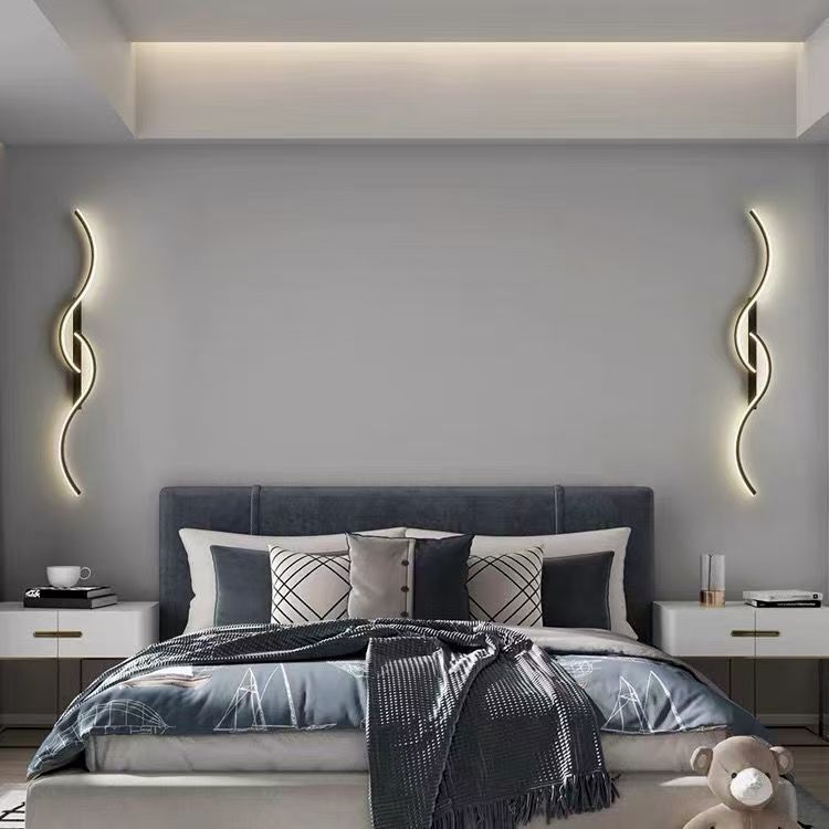 Moderno y minimalista sala de estar TV pared de fondo pared pared pared lámpara de cama dormitorio lujoso minimalista creativo lámpara de pared larga