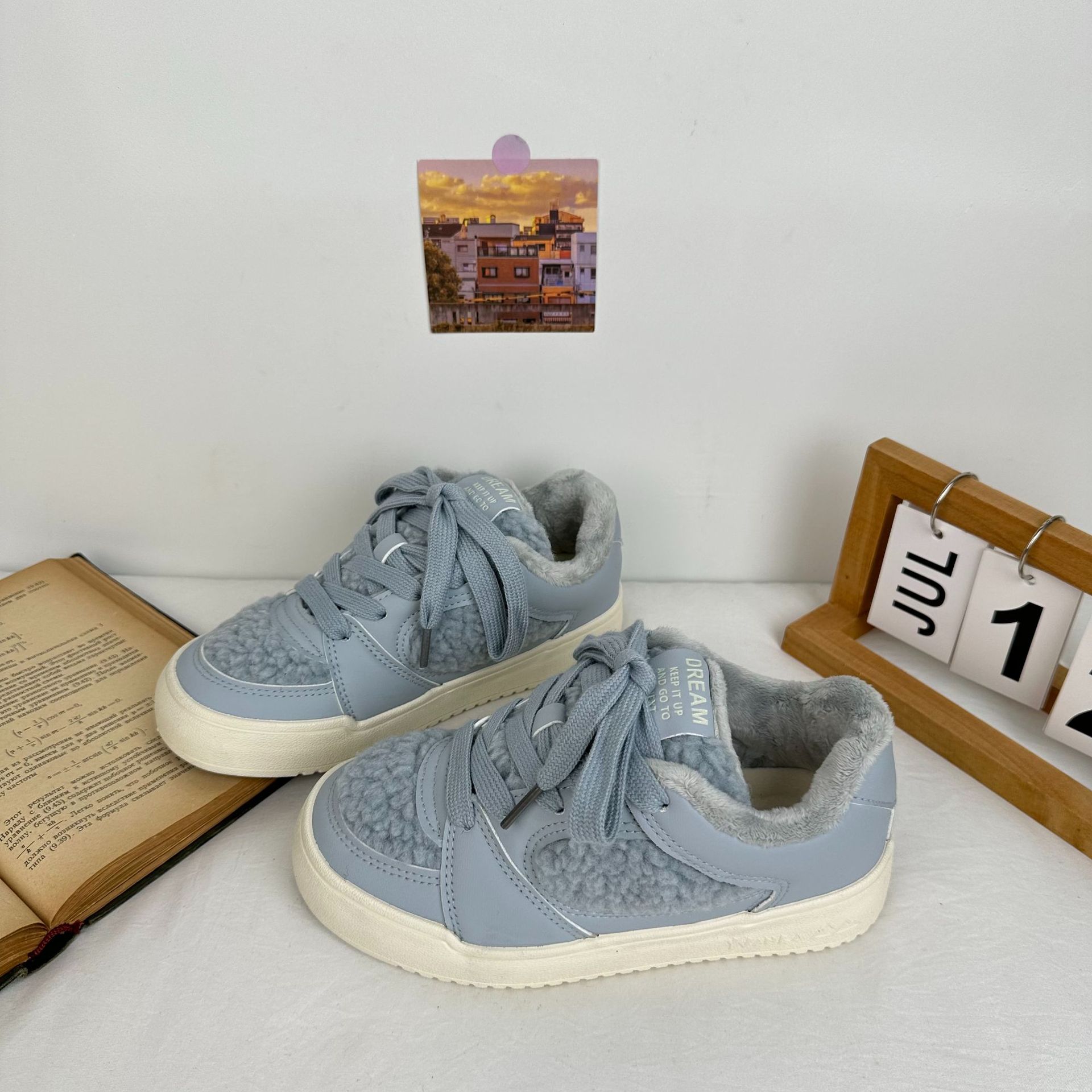 Zapatos con cordones delanteros estilo Hong Kong Zapatos deportivos casuales coreanos Zapatos de mujer de todo fósforo 2024 Nuevos zapatos blancos Mujer Yuanbo 5353