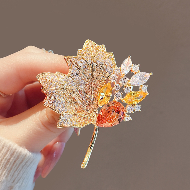 High-end Retro Hollow Crystal Brooch Women's High-end High-end Rhinestone Maple Leaf Corsage Pin Fixed Clothes Accessories