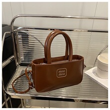 ���ֵС���μ�б���2025�ļ��¿�n��r�к��s����С������Ů