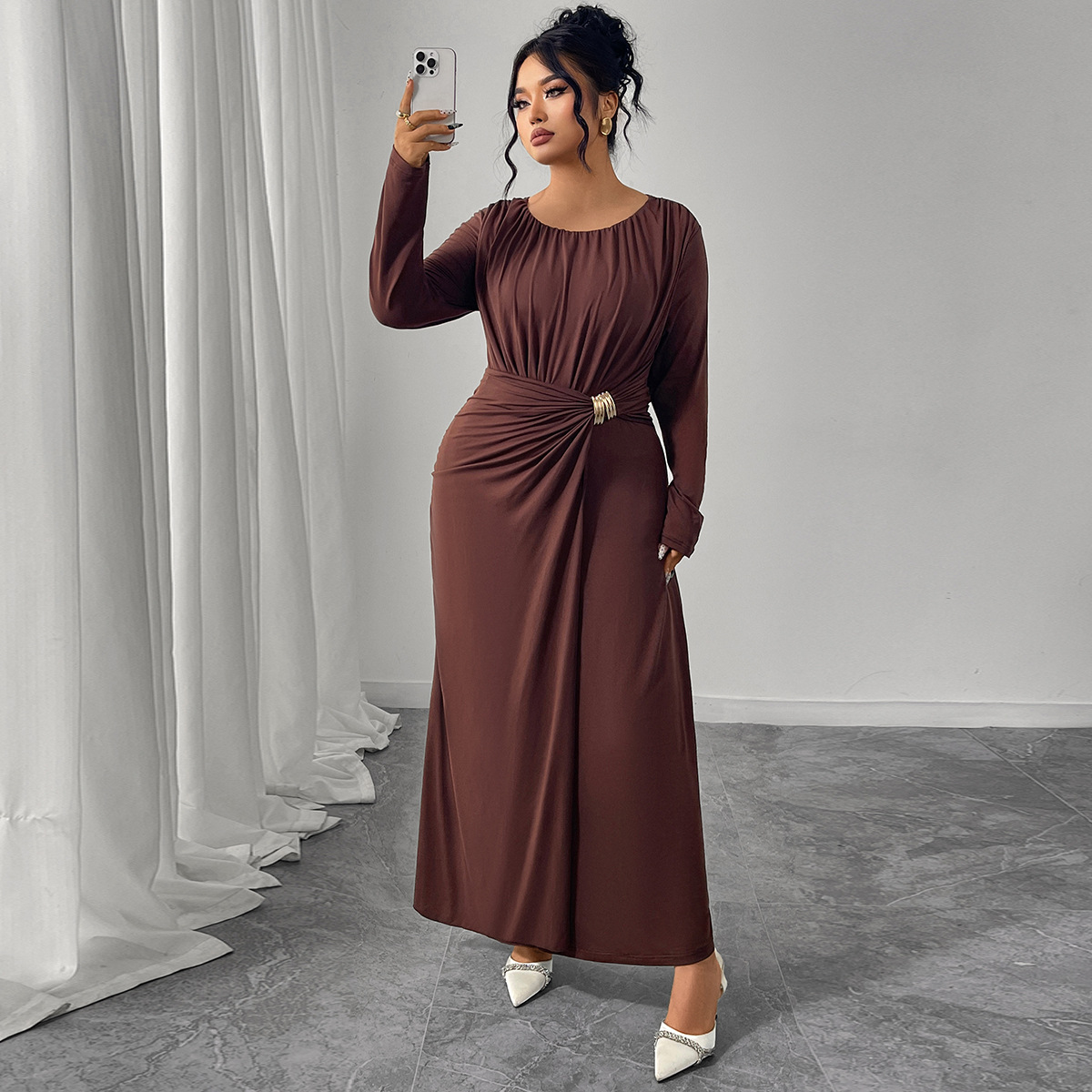 This autumn and winter new coffee-colored dress is a plus-size European and American women's dress with a round neck, long sleeves, a cinched waist and pleated design
