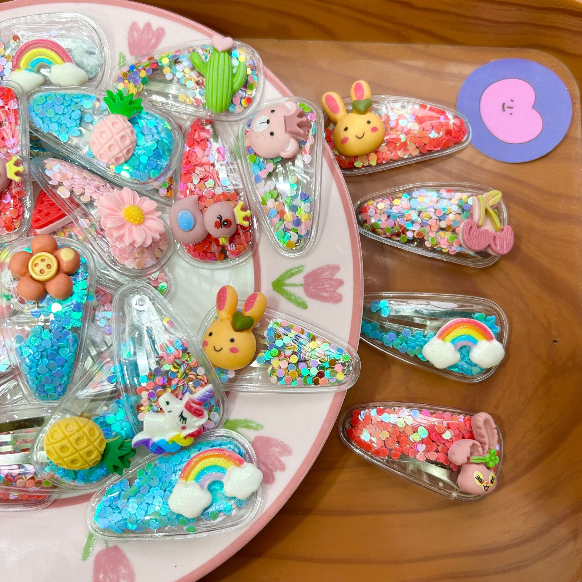 Juegos de cabello en vivo de dibujos animados lindos clips de sofá colocados en puestos de mercado nocturno fuente de joyas para niños al por mayor